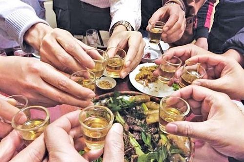 Bộ Y tế khuyến cáo không uống quá 2 lon bia, 2 chén rượu trong ngày Tết
