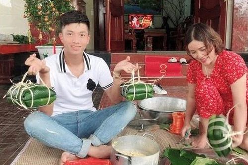 Văn Đức gói bánh chưng cùng mẹ vợ, Văn Toàn khoe ảnh trông nồi bánh