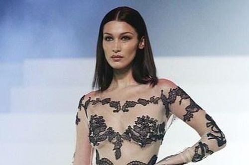 Bella Hadid và dàn mẫu mặc xuyên thấu diễn thời trang