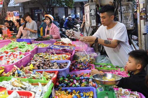 Phố cổ Hà Nội đông đúc và tắc đường vì dòng người sắm Tết