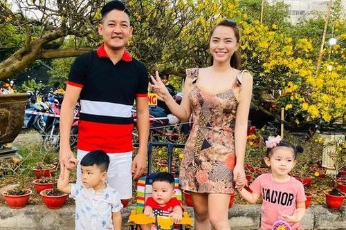 Tăng Thanh Hà gặp bạn bè, gia đình Hải Băng đi chợ hoa ngày Tết