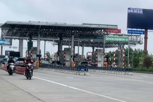 Bên 'nóng' bên 'lạnh' tại trạm thu phí cầu Tiên Cựu