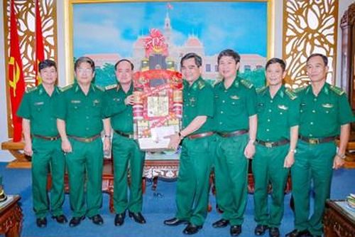 Chăm lo Tết cho người có công và người nghèo