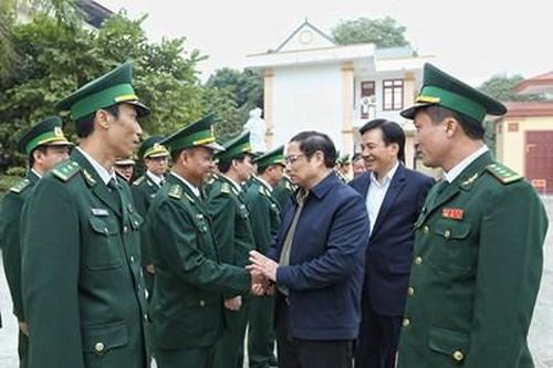 Đồng chí Phạm Minh Chính thăm, chúc Tết cán bộ, chiến sĩ LLVT và các gia đình chính sách tại Điện Biên