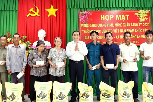 Chủ tịch Ủy ban Trung ương MTTQ Việt Nam Trần Thanh Mẫn trao quà Tết tại Cần Thơ