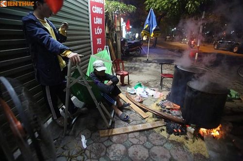 Người dân Hà Nội vui thú trông bánh chưng chờ trời sáng