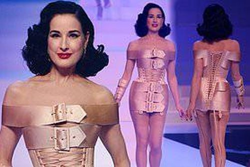 Vũ nữ thoát y Dita Von Teese mặc váy cuốn bằng... 5 chiếc thắt lưng