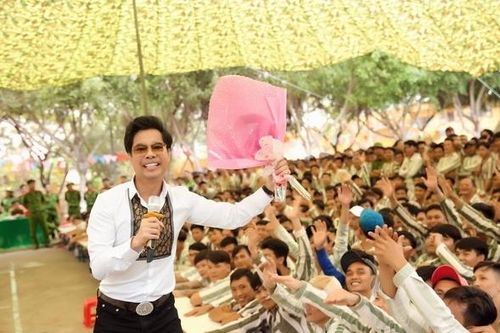 Ngọc Sơn lần đầu hát cho các phạm nhân dịp Tết