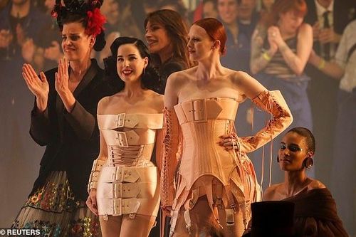Vũ nữ thoát y U50 khoe thân hình tạc tượng như gái đôi mươi