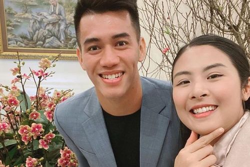 Hoa hậu Ngọc Hân khoe ảnh ăn tất niên cùng cầu thủ Tiến Linh