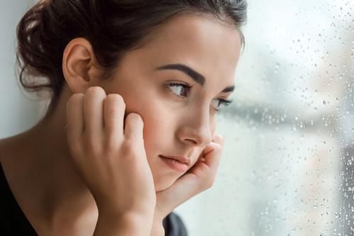 Đi dự đám cưới gặp người yêu cũ, anh ta mỉa mai: 'Em hư hỏng thế chắc chưa ai dám rước nhỉ?' nhưng khi thấy vợ anh ta, tôi cười to khiến cả hai sững sờ