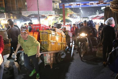 Những 'bóng hồng' lam lũ mưu sinh ở chợ Long Biên ngày cận Tết