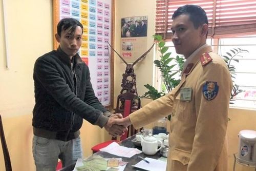 CSGT trả lại ví cho nam shipper đánh rơi ngày giáp Tết