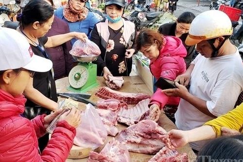 Người dân Đà Nẵng xếp hàng mua thịt heo bình ổn giá