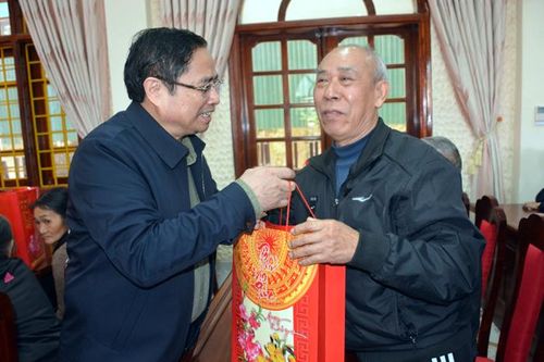 Trưởng ban Tổ chức Trung ương Phạm Minh Chính thăm, tặng quà tết cho hộ nghèo, gia đình chính sách