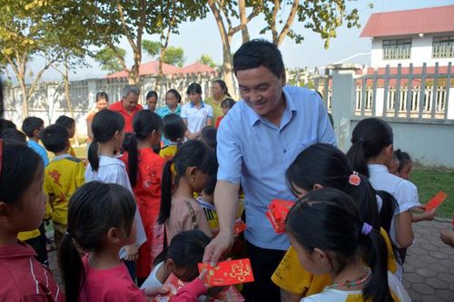 Đồng chí Lê Văn Quý thăm, tặng quà tết tại Trung tâm Bảo trợ xã hội và Làng trẻ em SOS Điện Biên Phủ