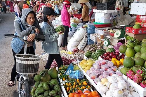 Trái cây, hoa Tết hút hàng