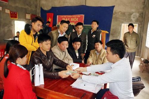 Trả thưởng 98 triệu đồng cho người trồng quế xã Nậm Đét