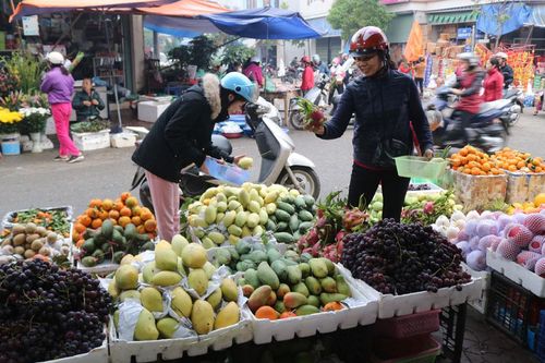 Thị trường ngày cận tết: Nhu cầu mua sắm tăng, giá cả ổn định