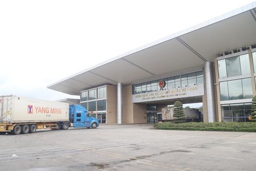 Hải quan Cửa khẩu Lào Cai duy trì gần 50% quân số trực giải quyết công việc