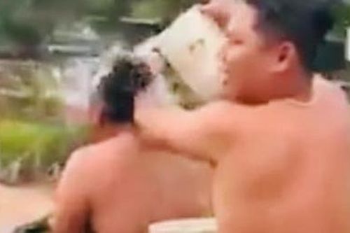 Xử phạt hai kẻ điều khiển xe máy 'tắm tiên' trên đường