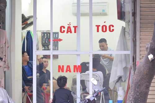 Thợ cắt tóc làm 'không kịp thở' phục vụ thượng đế ngày cuối năm