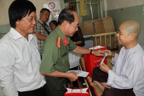 Mang Xuân ấm tới bệnh nhi ngày giáp Tết