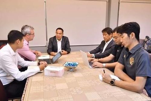 HLV Nishino vẫn được kí tiếp hợp đồng sau chuỗi thành tích kém