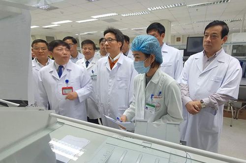 Phó Thủ tướng Vũ Đức Đam thị sát công tác phòng, chống dịch bệnh viêm đường hô hấp cấp
