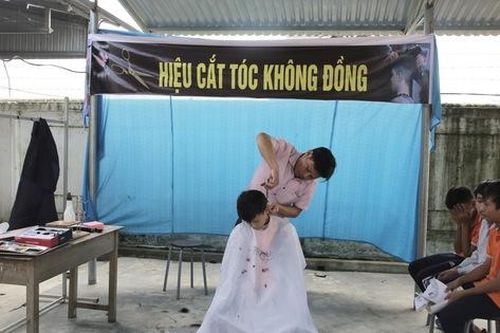 'Hiệu cắt tóc không đồng' của thầy giáo ở Hà Tĩnh