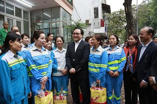 Bí thư Thành ủy Hoàng Trung Hải thăm hỏi, động viên các đơn vị ứng trực phục vụ nhân dân dịp Tết Canh Tý