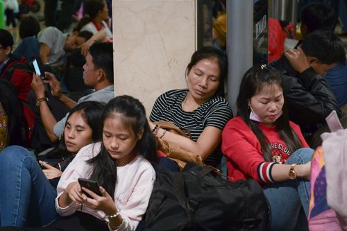 Trắng đêm tại Tân Sơn Nhất chờ chuyến bay về quê ăn Tết