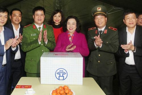 Phó Bí thư Thường trực Thành ủy Hà Nội Ngô Thị Thanh Hằng thăm, chúc Tết các đơn vị trực đêm Giao thừa