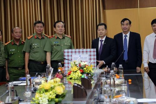 Phó Bí thư thường trực Thành ủy động viên các đơn vị thực hiện nhiệm vụ đêm giao thừa