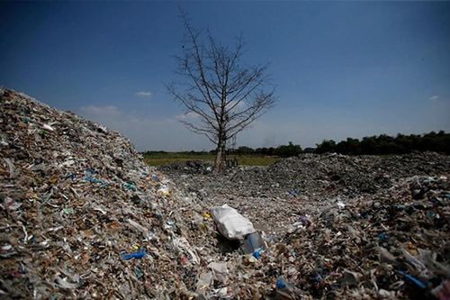 Cơ cực những mảnh đời trong ngôi làng 'sống nhờ rác' ở Indonesia