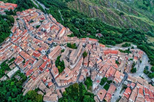 Kinh ngạc thị trấn Italy bán loạt nhà có giá 1 USD, 'rẻ như bèo'