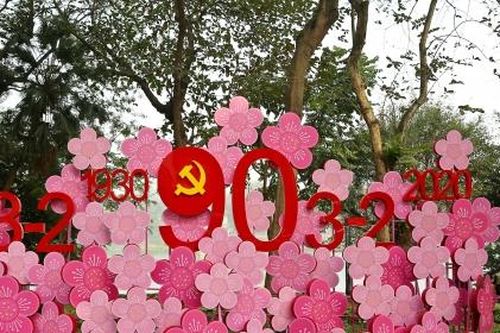 Chùm ảnh: Hà Nội trang hoàng cờ hoa rực rỡ mừng Đảng, chào xuân mới 2020