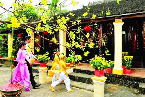 Chọn ai xông nhà, mở hàng để cả năm hồng phát?
