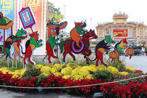 Nhìn ngắm Huế ngày cuối năm khoác 'áo hoa' lạ lẫm đón Tết