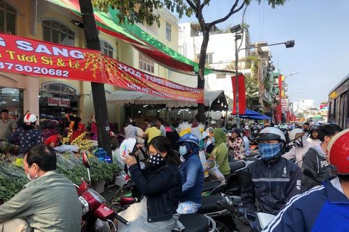 Nghìn nghịt người chen chân ở chợ hoa lớn nhất Sài Gòn ngày cuối năm