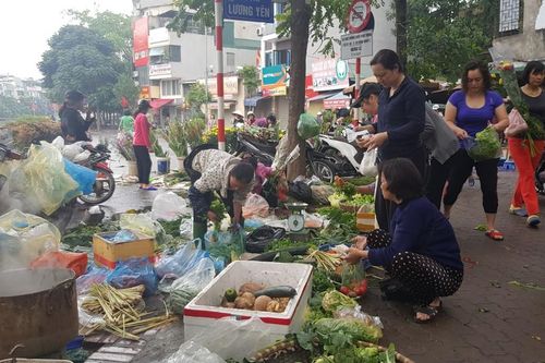 Hà Nội: Giá thịt lợn, thịt gà tăng kỷ lục, người dân chen nhau mua 30 Tết