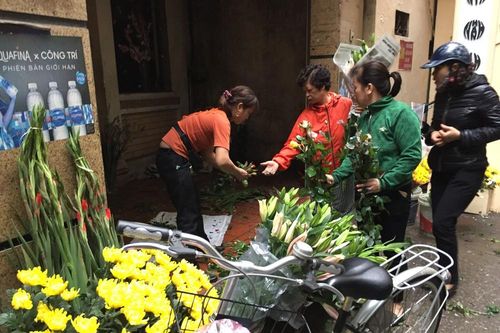 Sáng 30 Tết, hối hả sắm tết buổi cuối tại chợ truyền thống