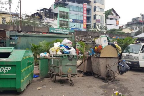 Hà Nội: Rác tăng đột biến 30 Tết, công nhân căng mình dọn rác