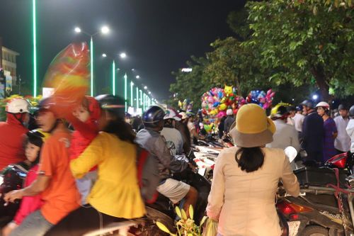 Huế rộn ràng trước thời khắc Giao thừa