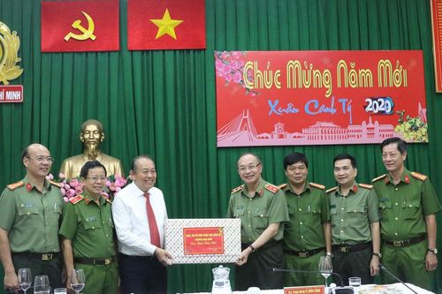 Phó Thủ tướng Thường trực Trương Hòa Bình thăm, chúc Tết Công an TPHCM