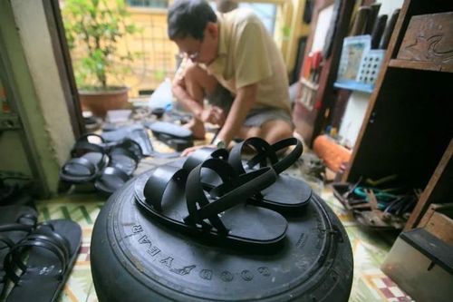 Chuyện về người vực dậy đôi dép lốp huyền thoại