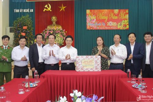 Phó Bí thư Thường trực Tỉnh ủy Nguyễn Xuân Sơn chúc Tết các đơn vị trong đêm Giao thừa