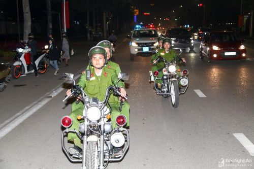 Những người thức trắng đêm Giao thừa cho người dân vui Tết