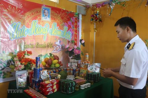 Ấm áp những món quà Tết từ đất liền gửi ra Trường Sa