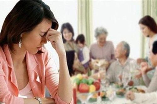 Vợ ngỏ ý xin về ngoại ăn Tết sau 5 năm xa nhà, chồng vùng vằng ôm quần áo lên cơ quan ở, mẹ chồng tuyên bố... tuyệt thực